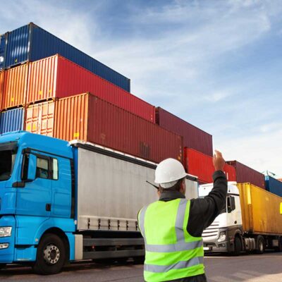 Der Hamburger Hafen zählt zu den 20 wichtigsten Containerhäfen weltweit. (Foto: sculpies (iStock))