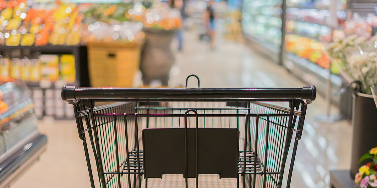 Künftig sollen Verbraucher ihre alten Geräte auch in Supermärkten zurückgeben können. (Foto: Asawin_Klabma (iStock))