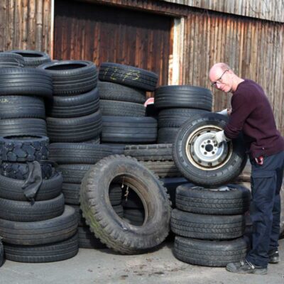 Jörg Baumgarte an der Sammelstelle für Altreifen von Betriebsfahrzeugen (Foto: Sonderabfallwissen)