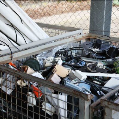 Gitterboxen mit Elektroschrott und Leuchtstoffröhren aus den Parkhäusern (Foto: Sonderabfallwissen)