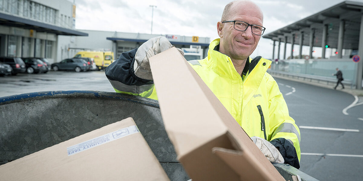 Jörg Baumgarte ist für die Abfallentsorgung am Hannover Airport verantwortlich. (Foto: Marek Kruszewski, Hannover Airport)