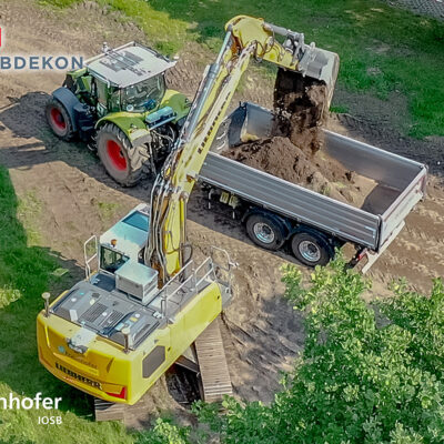 Autonomer Bagger belädt nach selbstständig durchgeführtem Aushubvorgang ein autonom herbeigefahrenes Transportfahrzeug (Traktor mit Anhänger) mit Erdaushub. (Autonome Systeme des Fraunhofer IOSB) (Foto: ROBDEKON / Fraunhofer-Institut für Optronik, Systemtechnik und Bildauswertung IOSB) (Foto: ROBDEKON / Fraunhofer-Institut für Optronik, Systemtechnik und Bildauswertung IOSB)