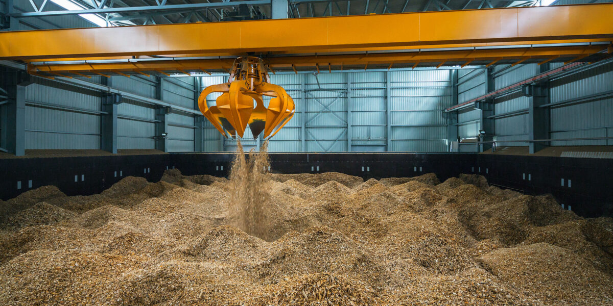 Holzhackschnitzel für die thermische Verwertung als Ersatzbrennstoff (Foto: imantsu (iStock))