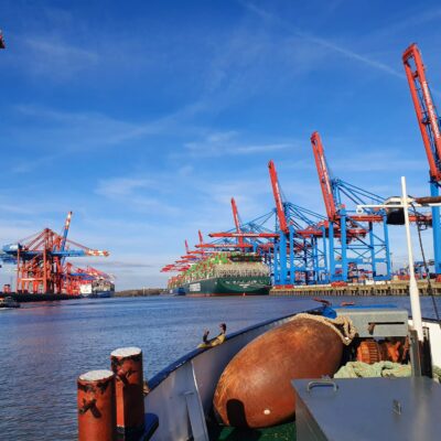 Hamburger Hafen bei strahlendem Sonnenschein (Foto: Sonderabfallwissen)