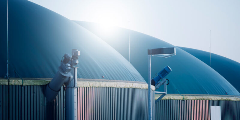 Die schwerwiegendsten Unfälle passierten mit wassergefährdenden Stoffen in Anlagen, z. B. Biogasanlagen (Foto: kontrast fotodesign (iStock))