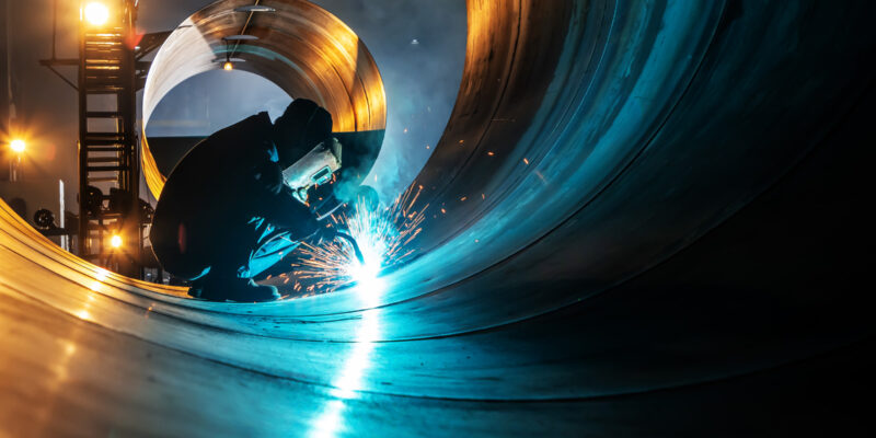 In der Schwerindustrie fallen unterschiedlichste Abfälle, auch Sonderabfälle an (Foto: onlyyouqj (iStock))