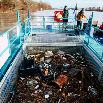 Abfälle und Sonderabfälle aus dem Rhein in der schwimmenden Müllfalle: der Rheinkrake (Foto: Simon Taal (Krake))