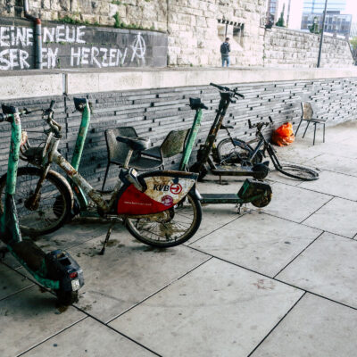 Ehrenamtliche des Vereins bergen auch E-Scooter und E-Bikes aus dem Rhein (Foto: Simon Taal (Krake))