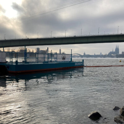 Die Flussströmung treibt die Abfälle durch ein Gitter in den Fangkorb der Krake  (Foto: Simon Taal (Krake))