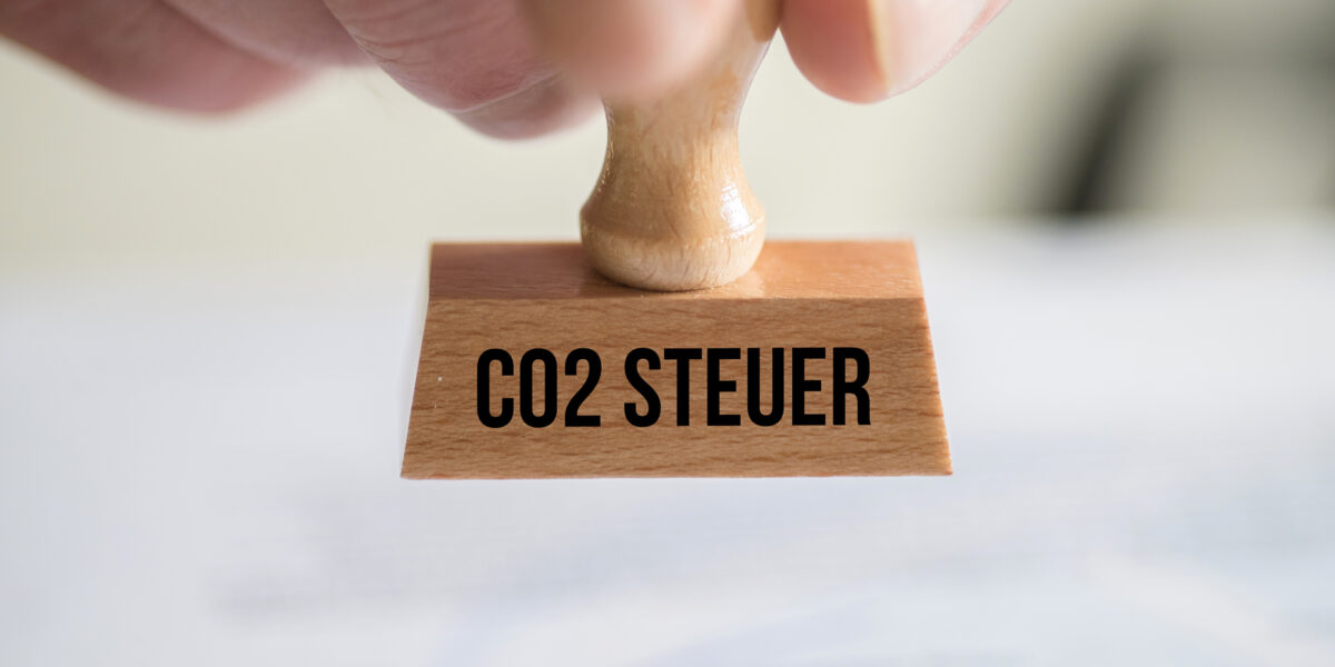 Stempel mit der Aufschrift CO2-Steuer (Foto: Stadtratte (iStock))