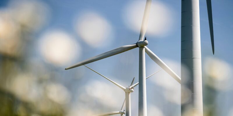 Rotorblätter an Windrädern im Frühling (Foto: studio-fi (iStock))