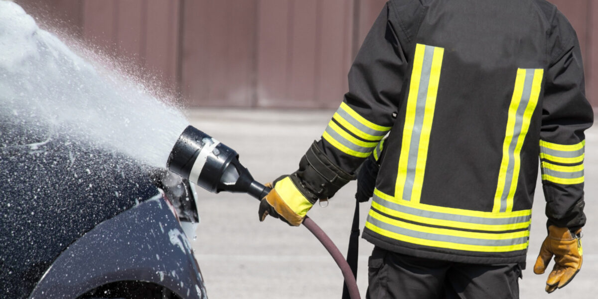 Feuermehrmann löscht Auto (Foto: ChiccoDodiFC (iStock))