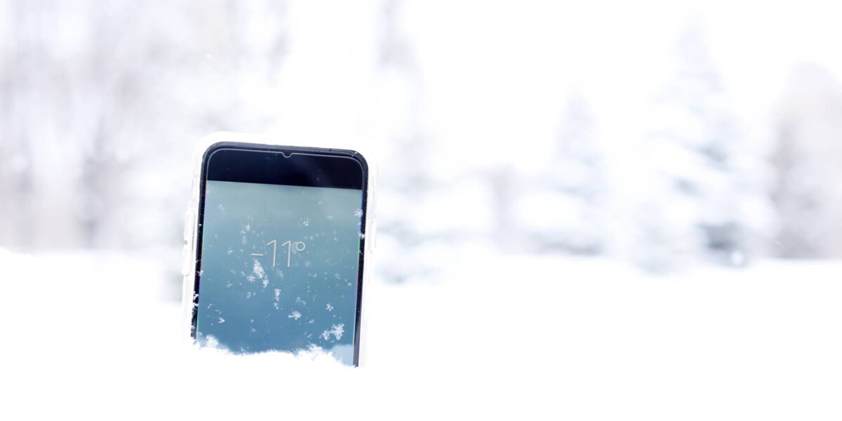 Smartphone steckt im Schnee und zeigt -11 Grad an (Foto: Nazarevich (iStock))